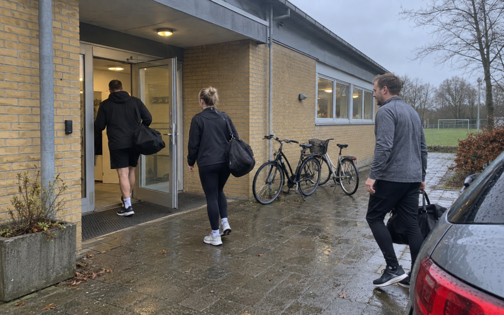 Medlemmer ankommer til et klubhus med cykler ved indgangen.