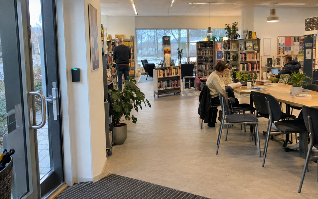 Besøgende bruger en offentlig fællesfacilitet med borde og opholdsområde.