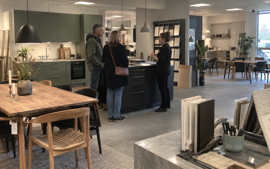 Kunder ser på møbler og design i et showroom.