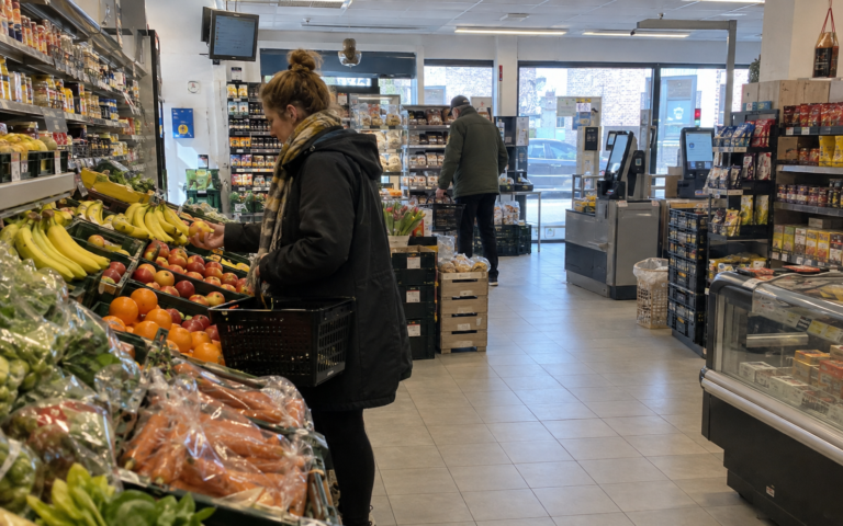 Illustration af selvbetjening i en almindelig dagligvarebutik.