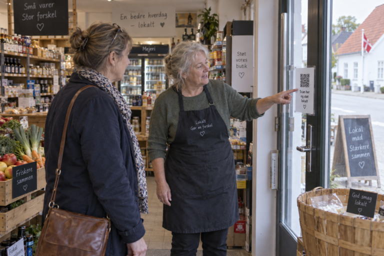 Illustration af en medarbejder, der hjælper en kunde med QR-adgang ved butikkens dør.