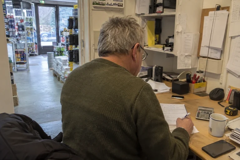 En butiksejer, der vurderer mulighederne for ekstra åbningstid.